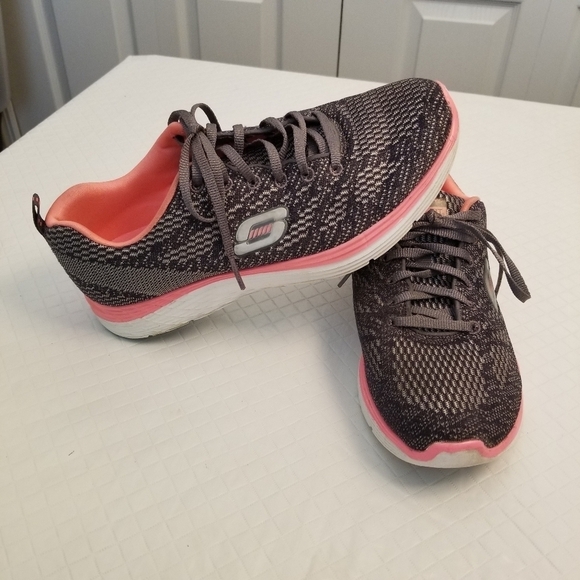 Skechers Women's Size 8.5  Relaxed Fit Memory Foam  SN 12135TX Color Code CCPK - Picture 2 of 7